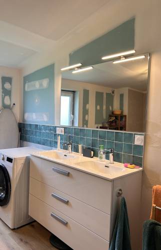 Meuble vasque moderne après rénovation de salle de bain