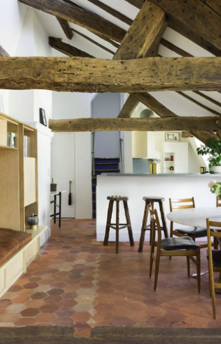 Pièce de vie lumineuse avec tomettes anciennes rénovées