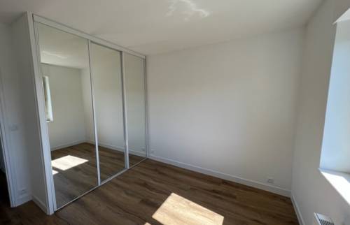 Chambre parentale avec son placard de rangement