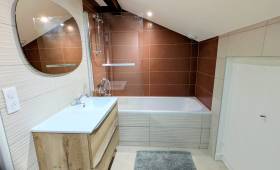 photo de la salle de bain après travaux, moderne et pratique