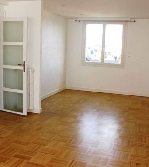 maison avec un plancher boisé 
