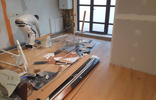 Pose du revêtement de sol – Rénovation intérieure à Bruz