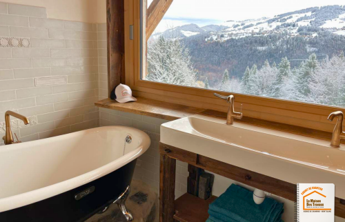 rénovation chalet Praz-sur-Arly, salle de bain rustique montagne, transformation étable habitation, artisan rénovation chalet alpage, courtier travaux Haute-Savoie, la maison des travaux chamonix