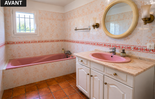 salle de bain d'origine avec équipements anciens, revêtements datés et agencement ne répondant plus aux attentes des propriétaires en matière de confort et d'esthétique.
