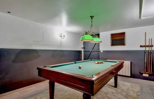 Salle de billard au sous sol d'une maison - La Maison des travaux Paris