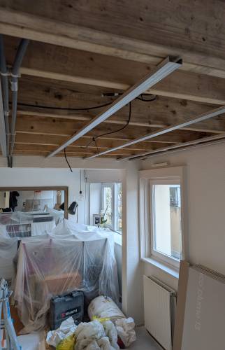 Nouveau plafond plaqué avec spots encastrés