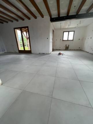 Pose d'un carrelage au sol à Domessin 