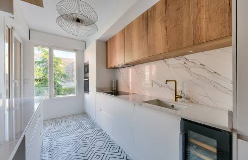 Crédence en marbre et peintures