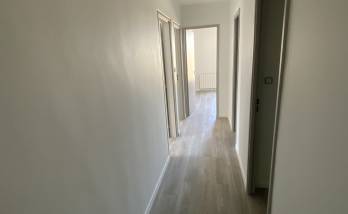 couloir avec nouveau revêtement de sol posé à Alès 30100 