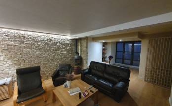 Maison aux coloris sobres et chaleureux 