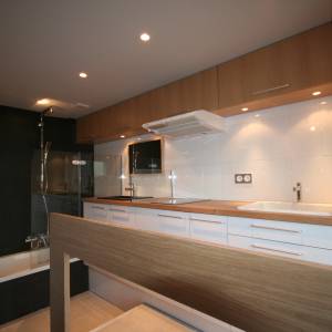 Rénovation complète d'un studio de 16m² à Paris - Vue sur la cuisine et la baignoire