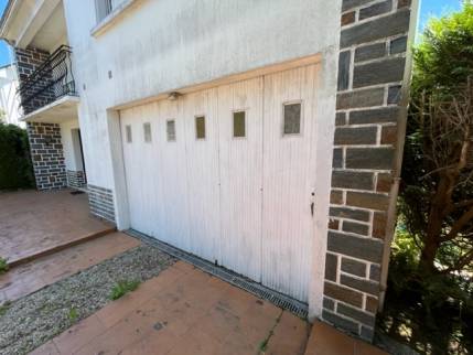 Ancienne allée de garage dallée avant travaux de rénovation extérieure - Nantes 44