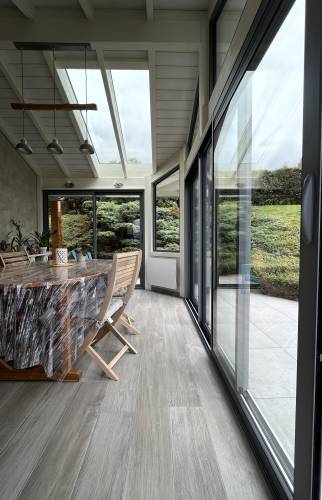 une pièce lumineuse avec du charme