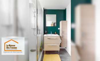 L’un des éléments phares de cette transformation est sans aucun doute la vasque, installée dans un élégant meuble en bois clair. 