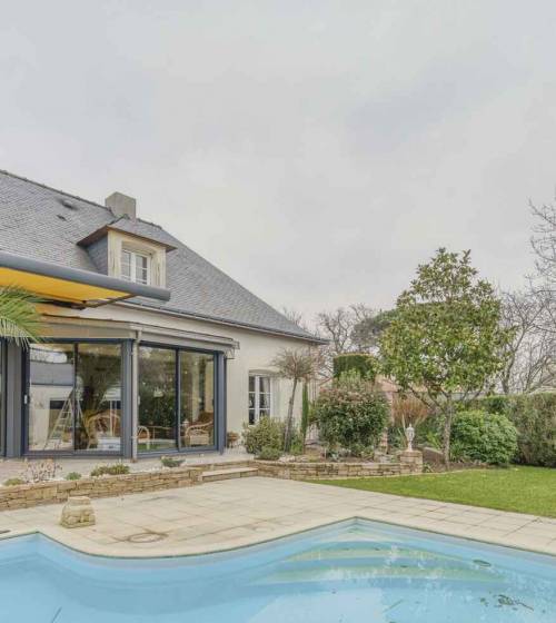 Vue véranda sur la piscine