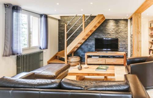 coin salon avec escalier bois et acier