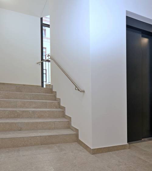 Cage d'escalier d'un immeuble dans le quartier de la gare à Cholet (49)