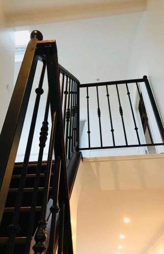 Escalier et main courante en noir pour un style retro chic - Pontoise