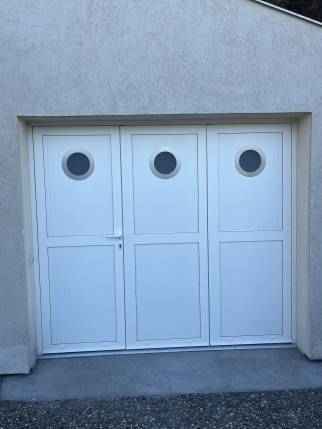 Pose d'une porte de garage à hublots
