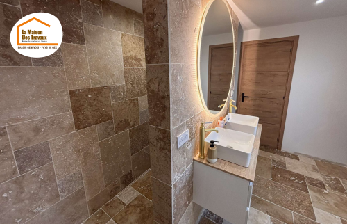  aménagement salle de bains Gex, optimisation espace salle de bain, travaux salle de bains Pays de Gex, salle de bain lumineuse moderne, rénovation maison Gex