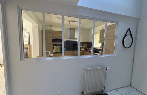 Couloir rénové avec verrière d’atelier installée par La Maison Des Travaux Bruz