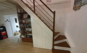 Escalier terminé à Vern-sur-Seiche – vue du bas après rénovation