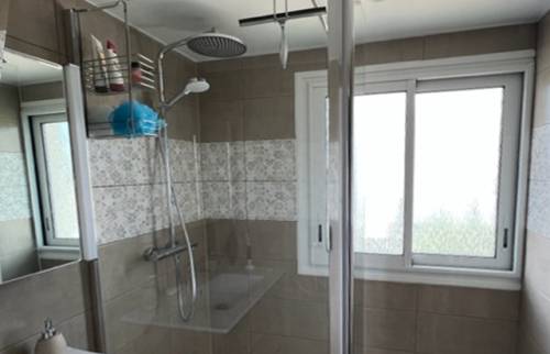 La fenêtre aluminium dans la salle de bain rénovée