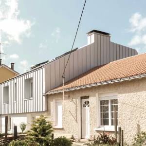 Meuble multifonction en pin maritime dans espace surélevé – Maison FV