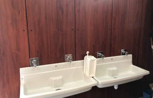 Pose de lavabos à Deauville