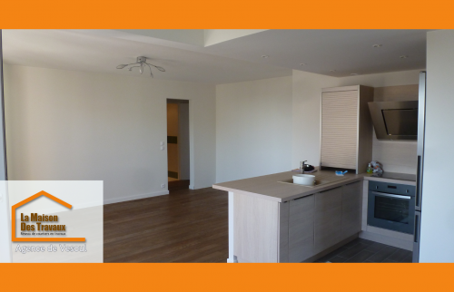 Une cuisine ouverte refaite avec goût, parfaite pour la vie de tous les jours.