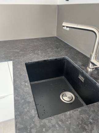 Travaux de rénovation de cuisine avec nouvel évier sous plan - Nantes 44