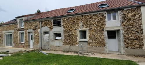Travaux de rénovation de façade en cours - Yèbles 77390