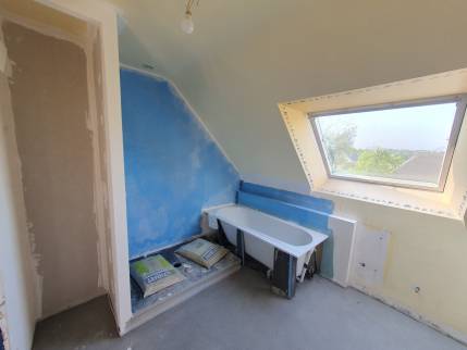 Travaux de rénovation salle de bain Bruz – installation de la nouvelle baignoire (étape 1)