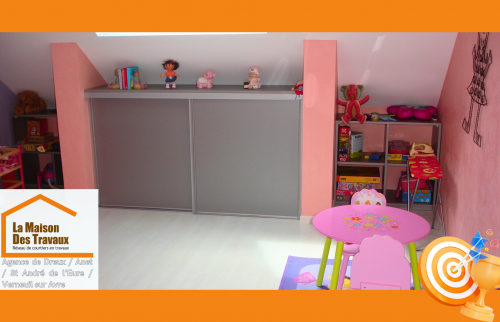 Chambre enfant optimisée à Saint-André-de-l’Eure avec rangements et coin jeu, réalisée par Raphaël, courtier en travaux.