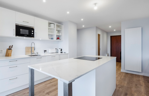 Rénovation d'une cuisine toute blanche avec îlot central à Bayonne