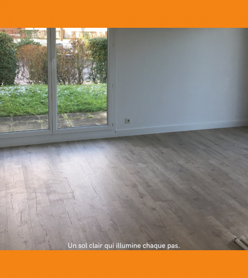 Sol stratifié clair et moderne apportant luminosité et élégance à la pièce.