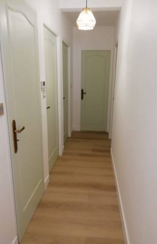couloir peint blanc