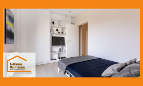 Une chambre entièrement repeinte entre Agen et Pont-du-Casse, dans des teintes douces et lumineuses, prête à accueillir un petit-enfant.