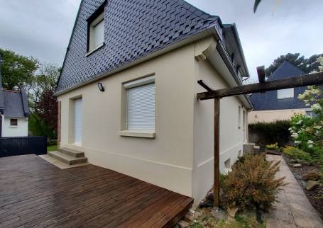 Façade arrière et pignon après sablage et application d'un enduit gratté