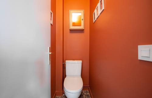WC moderne intégré harmonieusement dans la salle de bain à Paris 8e