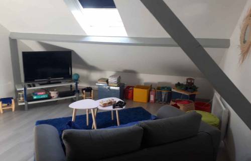 Espace salon télé aménagé dans les combles