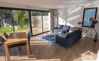 Une grande baie vitrée d’angle pour baigner la pièce de lumière