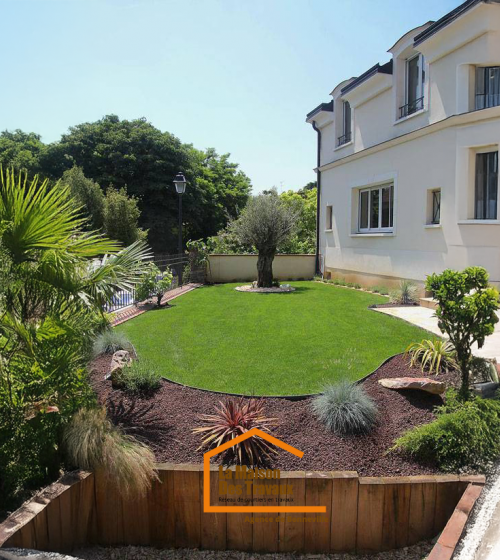 jardin arriere en plein printemps