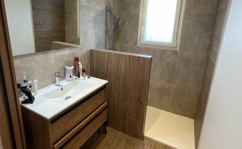 salle de bains petite et moderne 