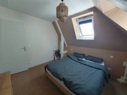 Chambre parentale terminée dans les combles aménagés