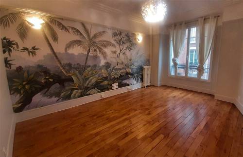 Un papier peint panoramique dans un appartement à Asnières