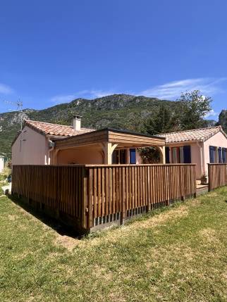 Aménagement de terrasse avec garde-corps en bois de pin brun - Rochefort-Samson 26300