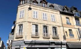 Changement des volets d'un immeuble à Deauville