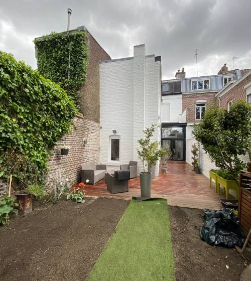 La touche finale d'un jardin aligné avec la rénovation des façades