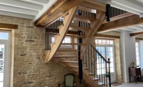 Mur en pierre apparente vers l'escalier